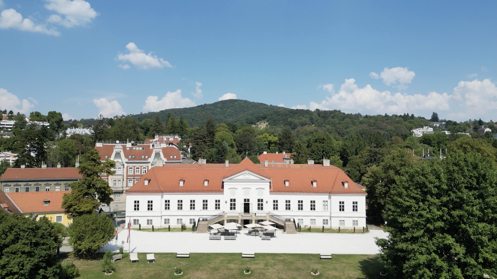 Schloss Miller Aichholz von vorne Europahaus Wien