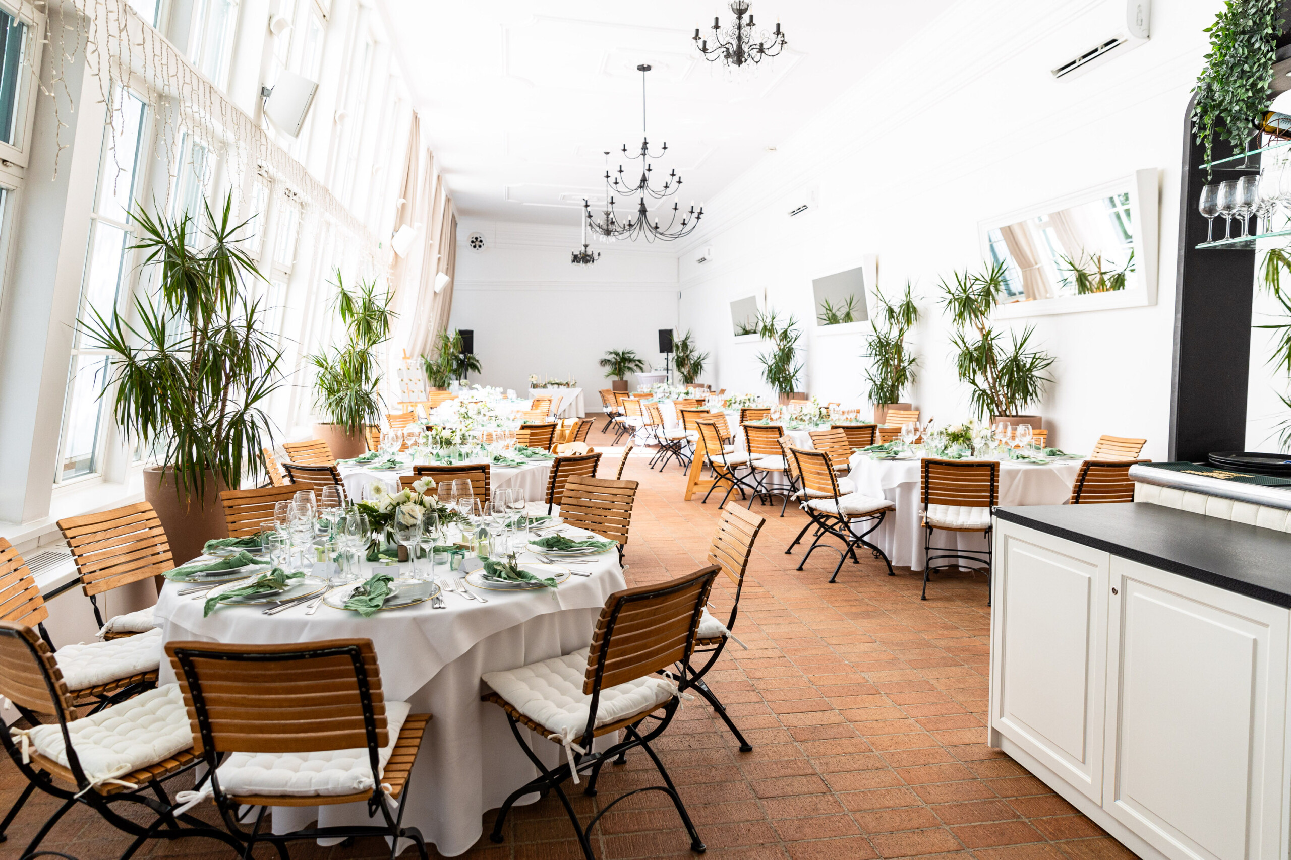 Gedeckte Tische in der Orangerie der Hochzeits- und Eventlocation Europahaus Wien