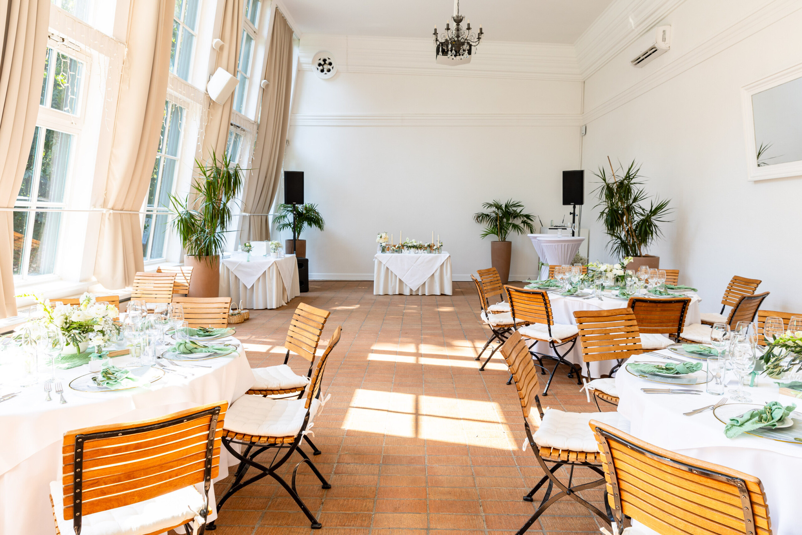 Gedeckte Hochzeitstische in der Orangerie – Hochzeits- und Eventlocation Europahaus Wien