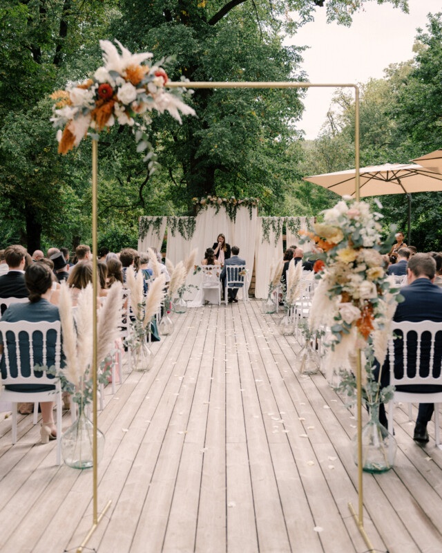 Hochzeitsaltar bei der Orangerie – Traumhochzeit im Europahaus Wien
