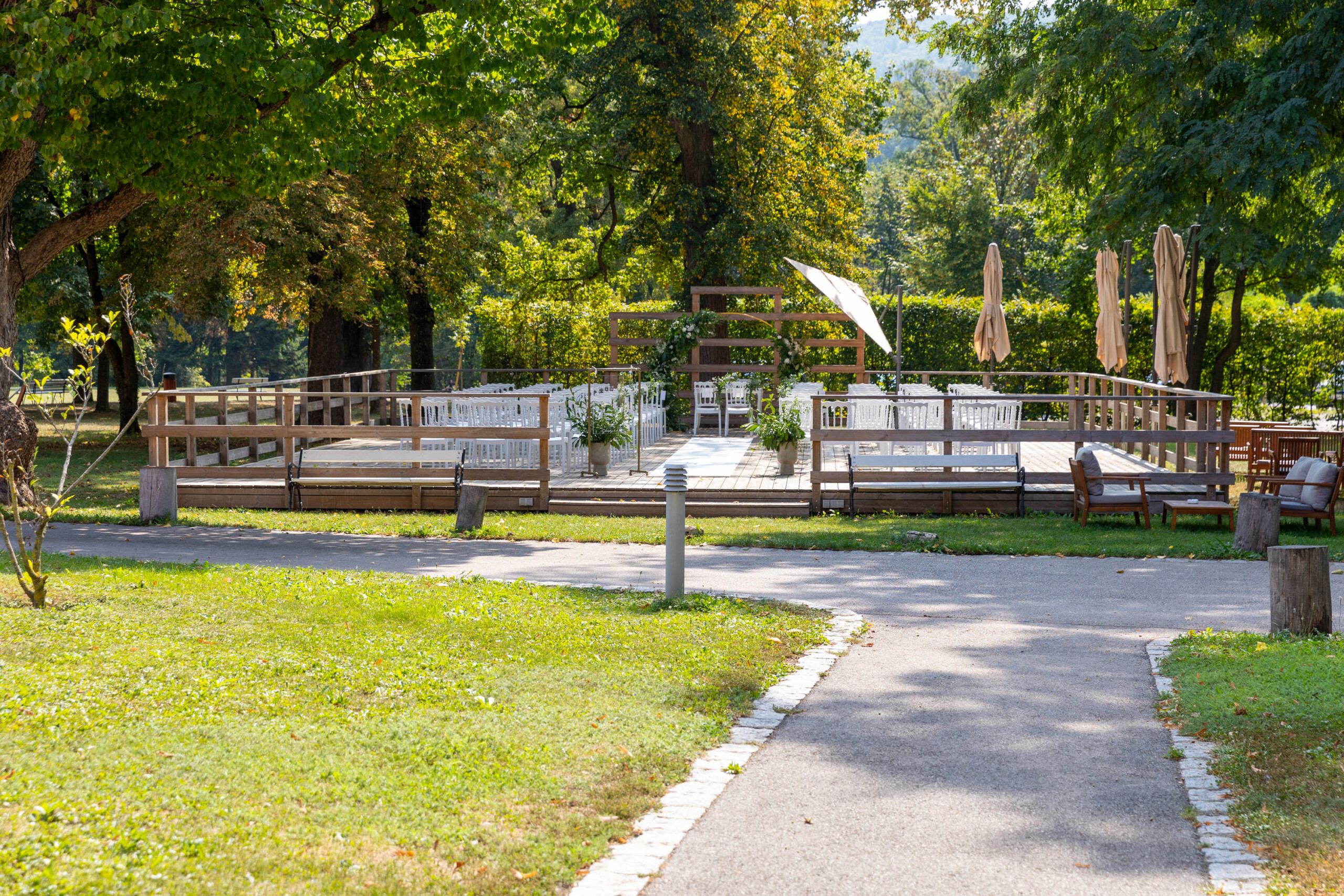 Hochzeitsaltar bei der Orangerie – Heiraten im Freien – Europahaus Wien