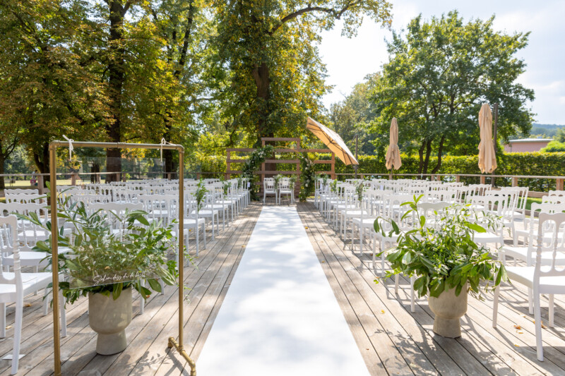 Hochzeitsaltar bei der Orangerie – Traumhochzeit im Europahaus Wien