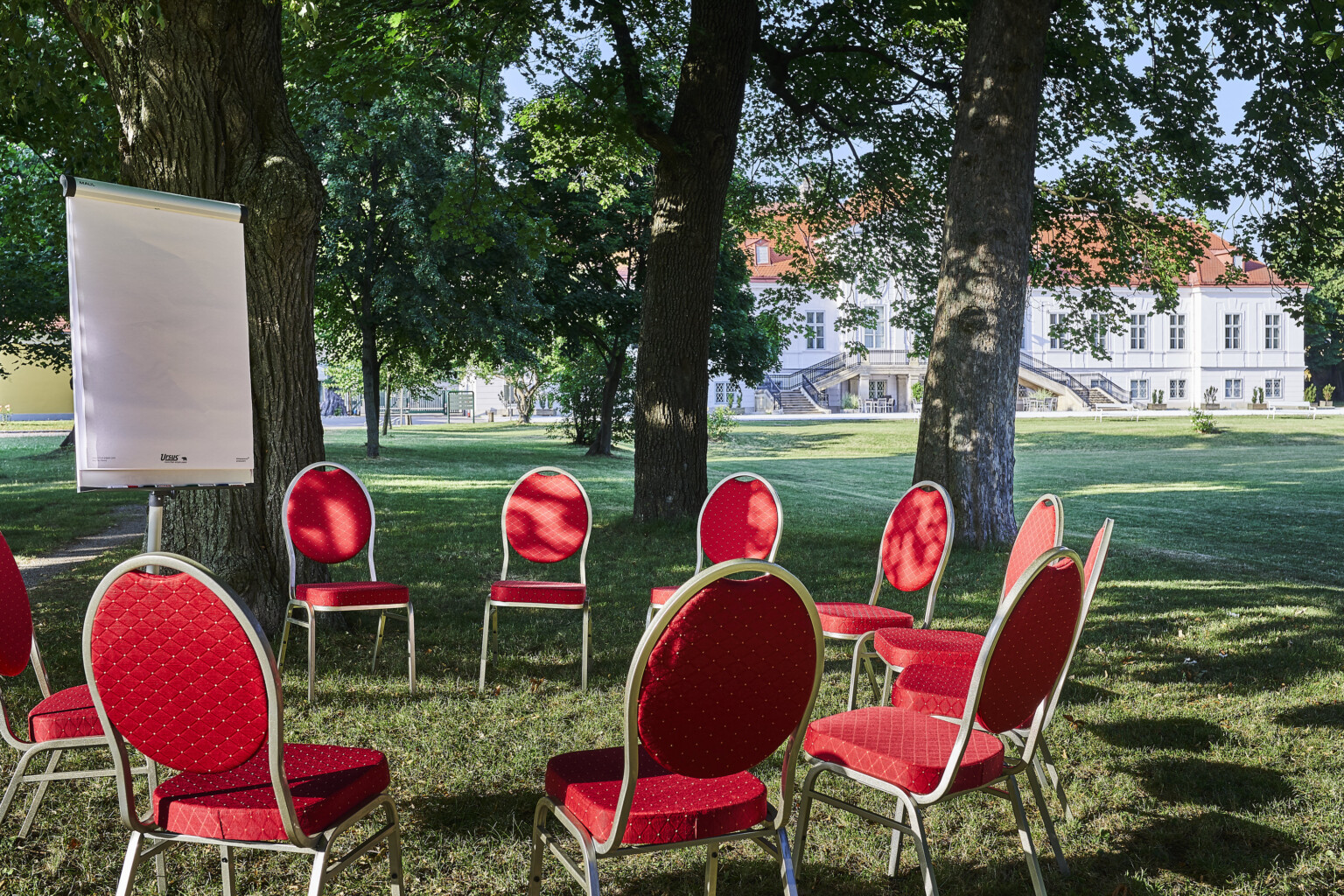 Seminare im Grünen vor dem Schloss-Miller-Aichholz Tagungs- und Veranstaltungszentrum | EUROPAHAUS Wien