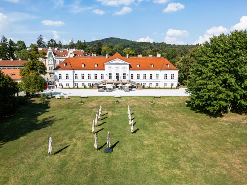 Europahaus Wien – Wiese und das Schloss Miller Aichholz